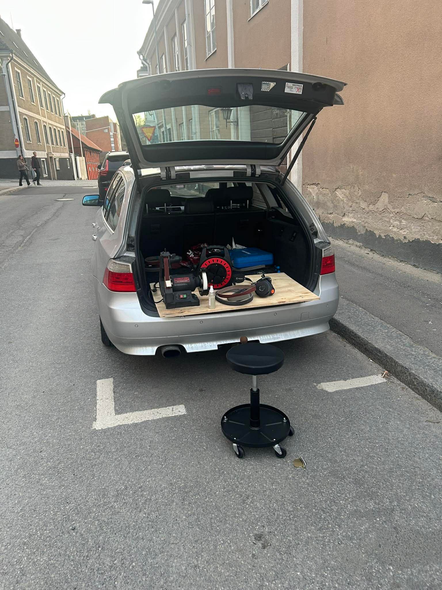 Slip bilen — kombi parkerad på gatan med slipverkstaden uppfälld i bakluckan